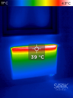Zdjęcie termowizyjne grzejnika (góra grzejnika rozgrzana)