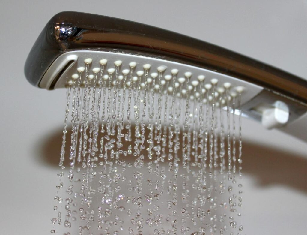 Prysznic wodooszczędny - strużki wody